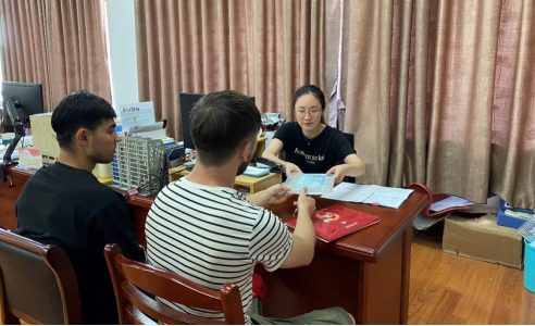 说明: https://news.ahut.edu.cn/__local/E/98/2A/D9CBF478714FB1ABF659B25F424_9DF2BAF8_9077A.png